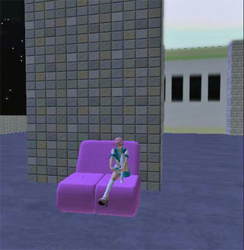 ピンクのソファで憂鬱座り